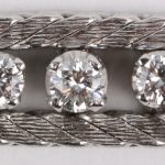 Een 18 karaats wit gouden geweven armband bezet met diamanten met een gezamenlijk gewicht van ± 0,40 ct.