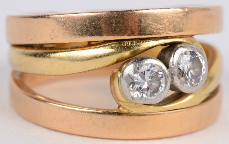 Een 18 karaats wit en geel gouden ring bezet met diamanten met een gezamenlijk gewicht van ± 0,40 ct.
