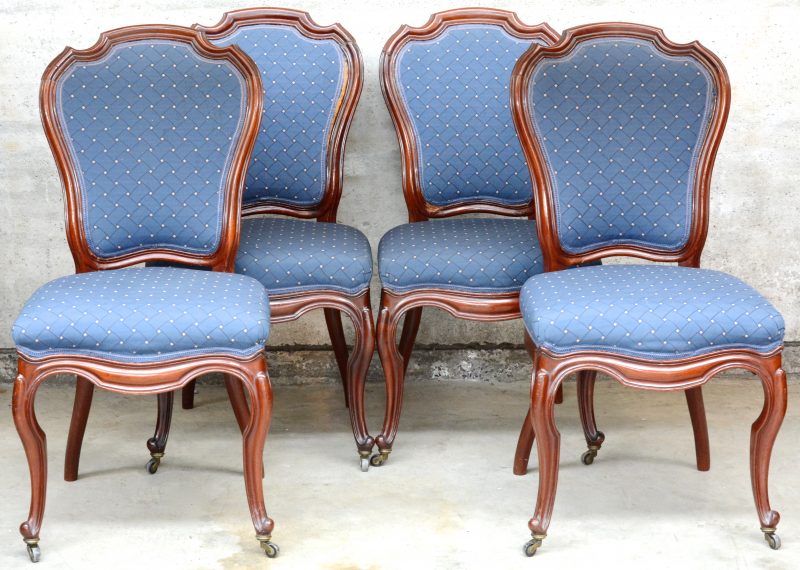 Vier mahoniehouten stoelen in Louis Philippestijl met blauw stoffen bekleding.