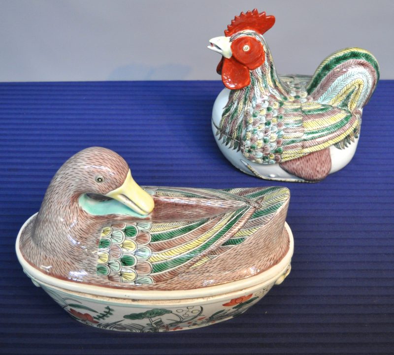 Twee terrines van Chinees meerkleurig porselein in de vorm van een kip en een eend.
