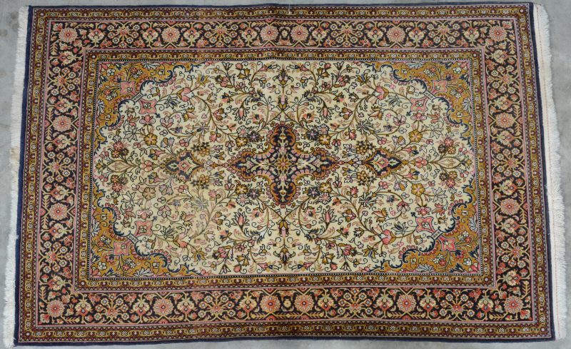 Een Perzisch wollen tapijt van wol en zijde op katoen.