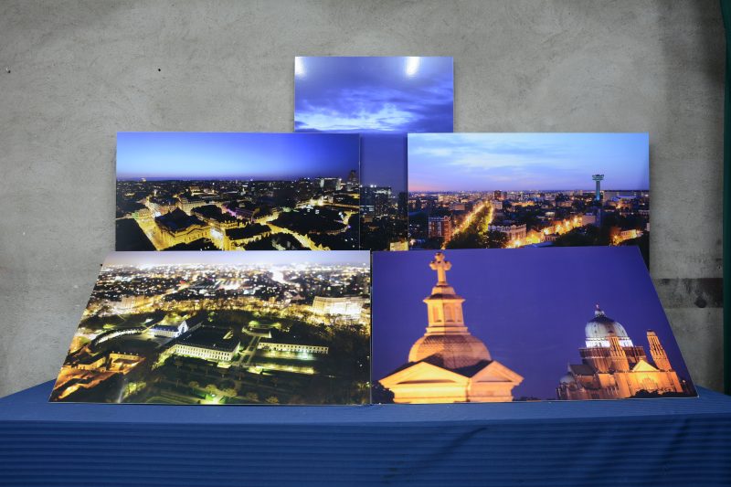 Een reeks van vijf foto’s met zichten op Parijs bij nacht op plexiglas.
