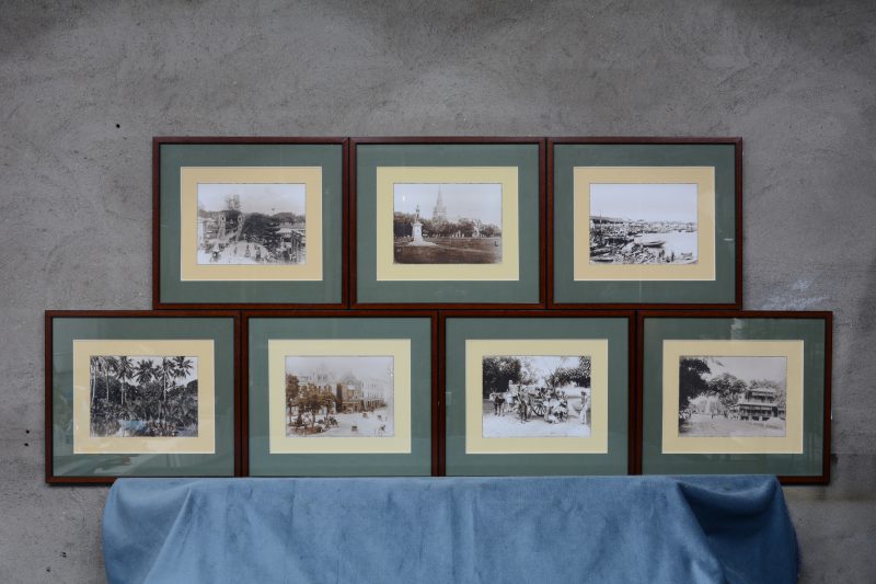 Een reeks van zeven reproducties van oude foto’s met zicht op Singapore uit de jaren ‘80 van de XIXe eeuw.