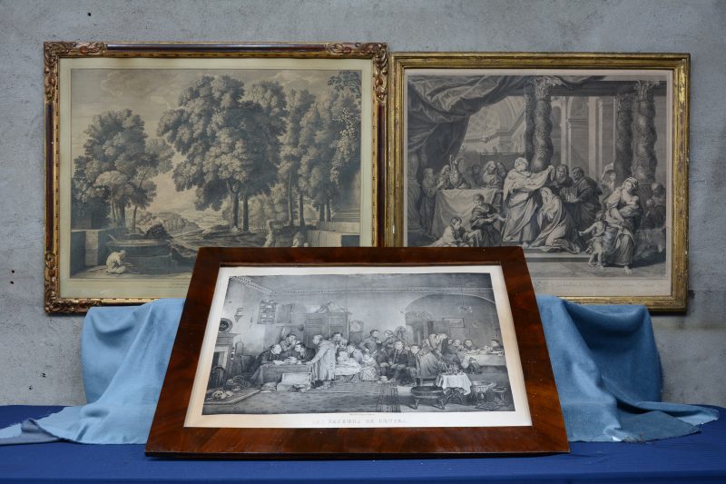 Een lot van drie oude gravures, bestaande uit “Les payeurs de rentes”, een voorstelling van een schilderij uit het koor van de Notre Dame te Parijs en een gravure van Stephanus Baudet.