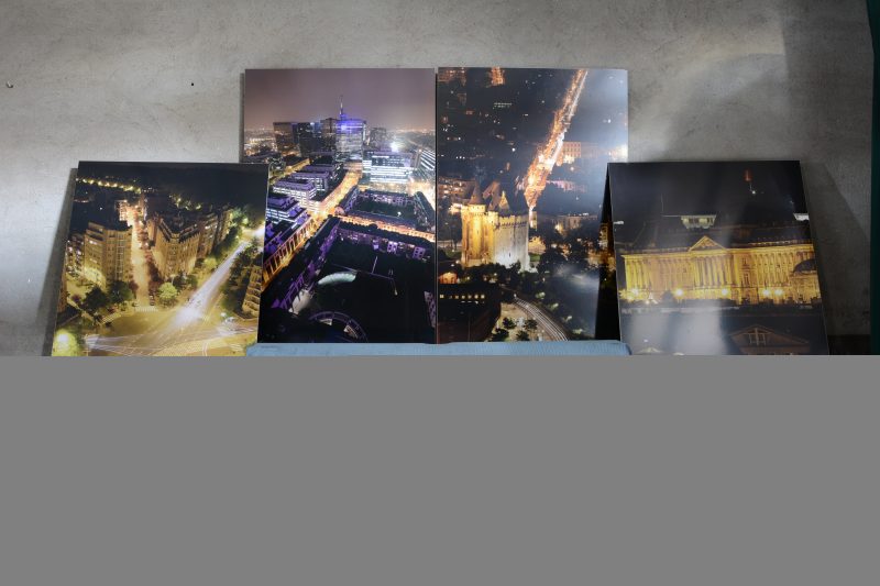 Een reeks van 4 foto’s met zichten op Parijs bij nacht op plexiglas.