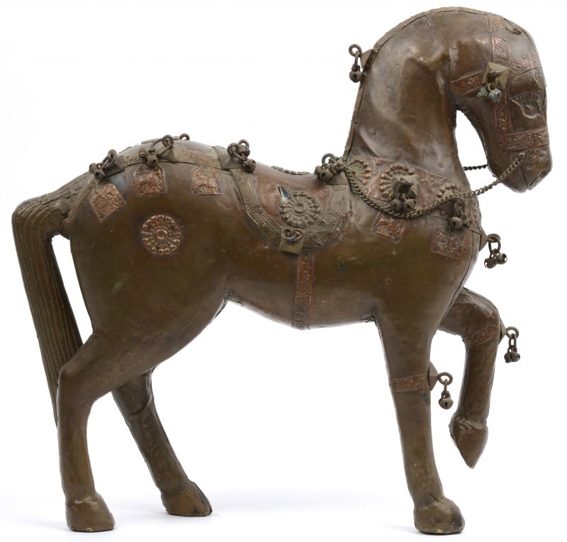 Een houten paardje, met koper bezet en versierd met belletjes. XIXe eeuw. Oortjes manco.