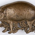 Een bronzen vide-poche in de vorm van een varken.