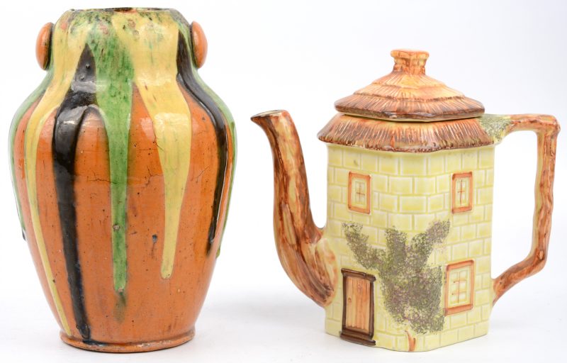 Een theepot in de vorm van een huisje en een vaasje met druipglazuur. Beide Engels, waarbij het eerste gemerkt “Keele st. pottery Co. Ltd.”.