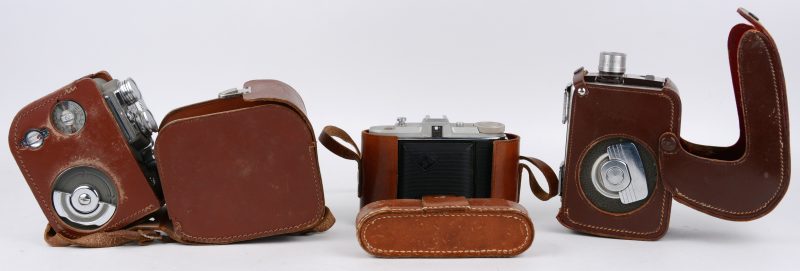 Een lot van twee oude camera’s en een fototoestel in lederen etuis. Resp. Nito, Kodak en Agfa.