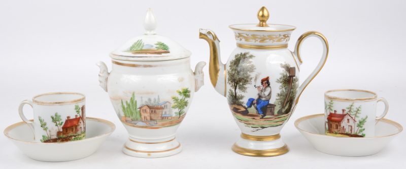 Een lot meerkleurig en verguld Brussels porselein, bestaande uit een theepot, een suikerpot en twee kopjes met onderbordjes. XIXe eeuw.