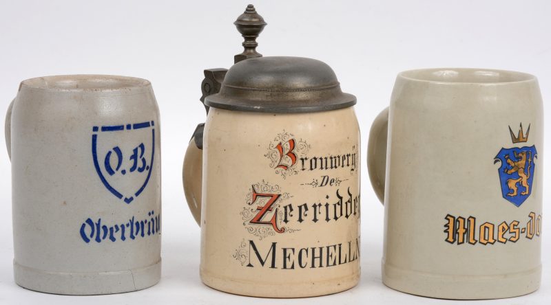 “Oberbräu”, “Maes-Dort” & “Brouwerij de Zeeridder, Mechelen”. Een lot van drie pullen van steengoed, waarbij één met tinnen montuur.