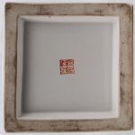 Een recente vierhoekige vaas van Chinees porselein met een Cantondecor.
