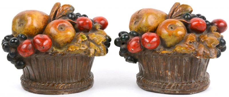 Een paar aardewerken spaarpotten in de vorm van fruitmanden.