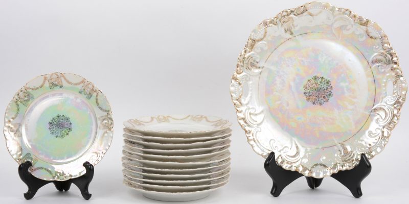 Gebakset. Parelmoer en aardewerk. Een gebakschaal (diameter 25 cm) en 12 dessertbordjes (diameter 15 cm).