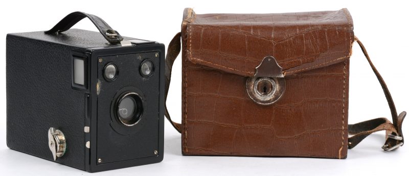 “Six-20 target hawk-eye”. Een oude camera in lederen etui. Omstreeks 1933.