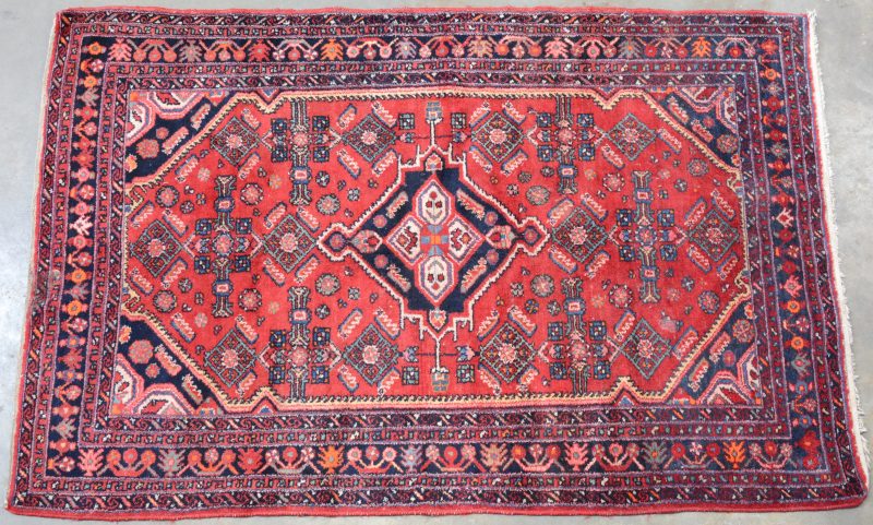 Een handgeknoopt Oosters wollen tapijt.