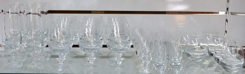 Een Duits glazenservies van kleurloos kristal, bestaande uit zes fluitglazen, twaalf rodewijnglazen, zes borrelglaasjes op voet, zes tumblerglazen en twaalf schnappsglaasjes.