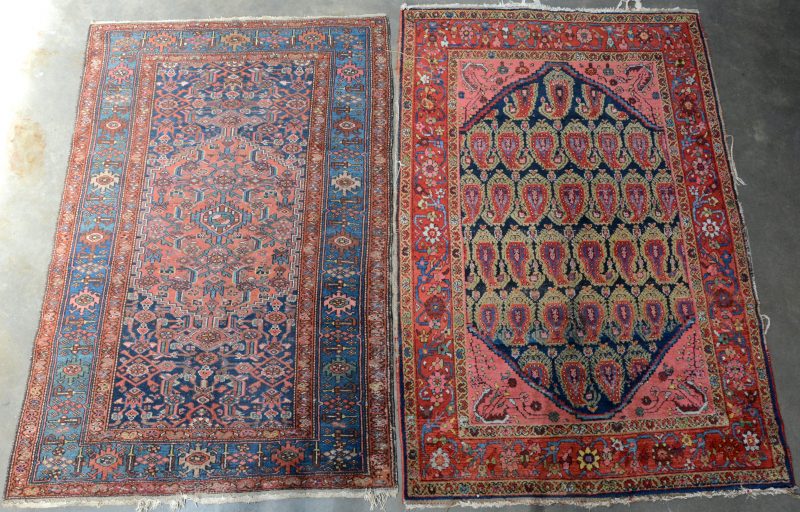 Twee verschillende handgeknoopte Oosterse tapijten van wol. Slijtage.