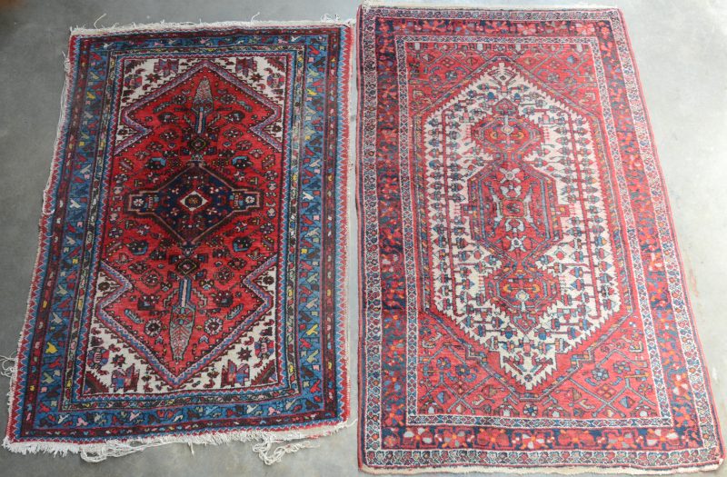 Twee verschillende handgeknoopte Oosterse tapijten. Slijtage.