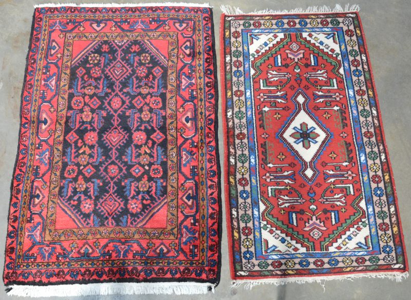 Twee verschillende handgeknoopte Oosterse karpetjes van wol.