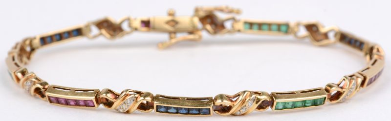 Een 18 karaats geel gouden armband bezet met diamanten oude slijp van ± 0,30 ct. en met smaragd, saffieren en robijn cabochons met een gezamenlijk gewicht van ± 1,35 ct.