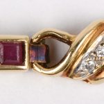Een 18 karaats geel gouden armband bezet met diamanten oude slijp van ± 0,30 ct. en met smaragd, saffieren en robijn cabochons met een gezamenlijk gewicht van ± 1,35 ct.