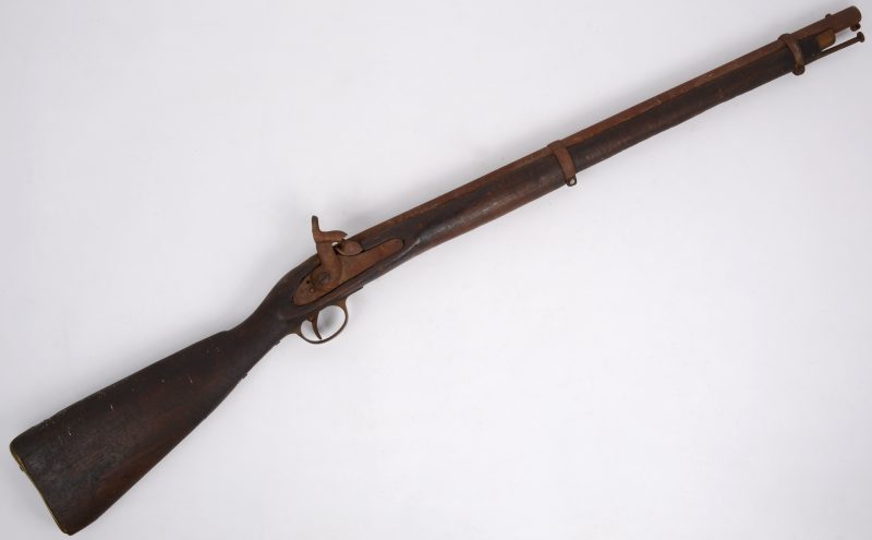 Een oud vuursteenwapen. XIXe eeuw. Slijtage.