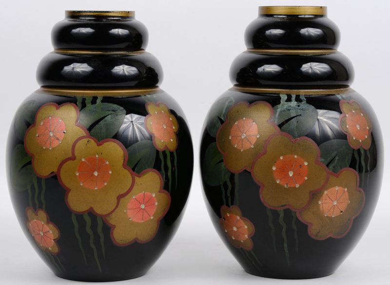 Een paar Boomse vazen met een handgeschilderd bloemendecor.
