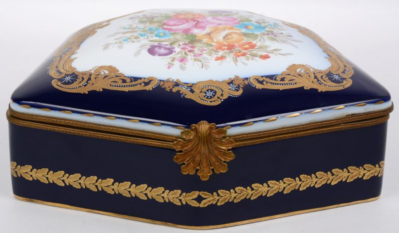 Een porseleinen doos gedecoreerd met bloemmotief en goudopleg. Begin XXste eeuw. Apocrief gemerkt: Sèvres.