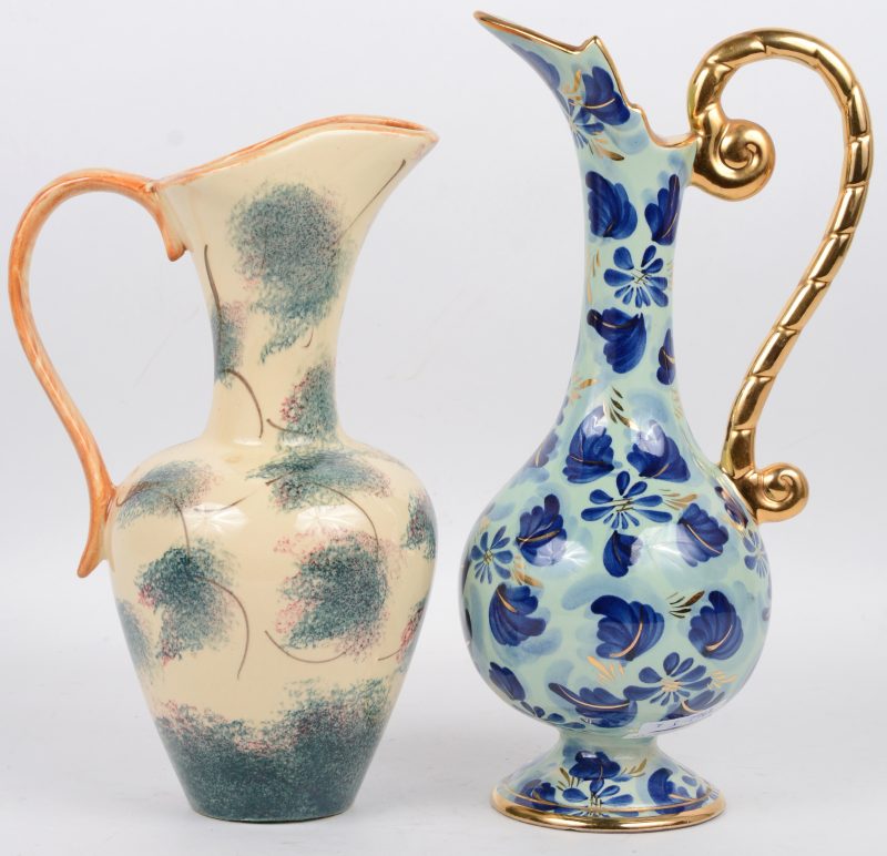 Twee verschillende kruiken van meerkleurig aardewerk, waarbij één gemerkt van Becquet.
