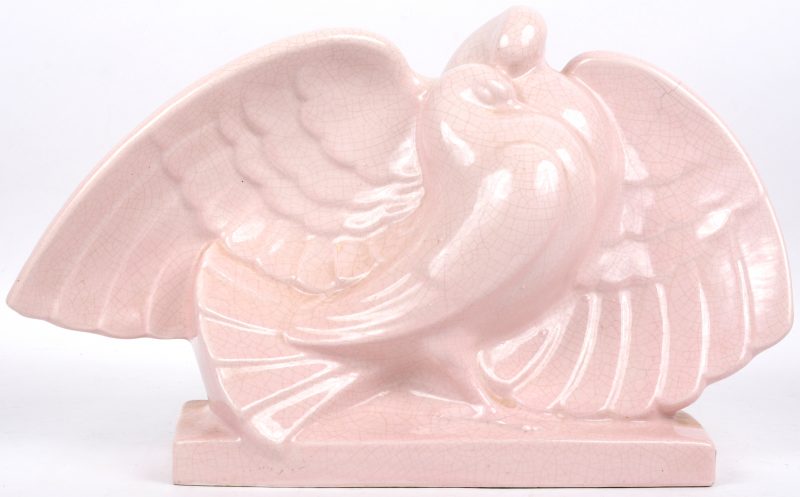 “Tortelduifjes”. Een art deco beeld van roze aardewerk. Gesigneerd.