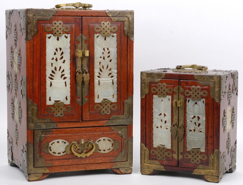 Twee Chinese juwelenkabinetjes van hardhout met jade plaquettes en messingen monturen. Met slotjes.