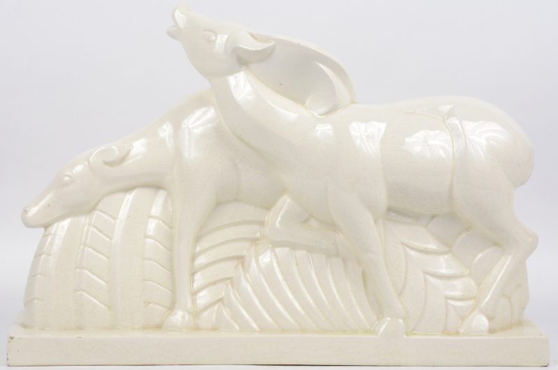 “Herten”. Een art deco groep van wit aardewerk. Gesigneerd.