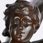 “La pensée”. Een beeld van donkergepatineerd brons op draaisokkel. Gesigneerd en met gieterijstempel.