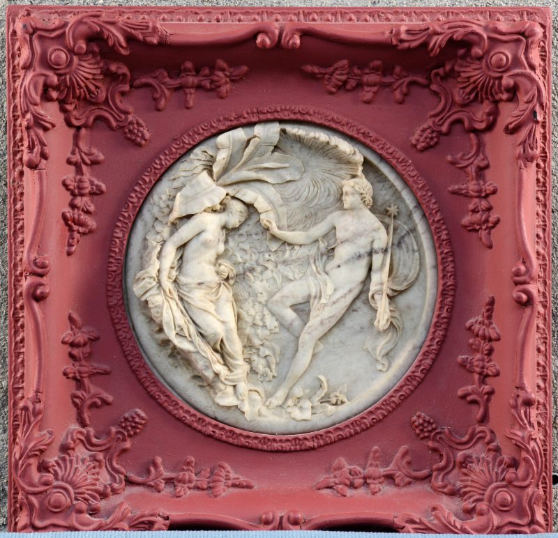 “Mythologische scène”. Een ronde plaquette van gesculptuurd marmer in roodgepatineerde kader. Gesigneerd en gedateerd 1841.