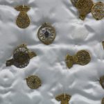 23 Franse en Hollandse kloven van oude horloges in ajourgewerkt en handgegraveerd messing. Nederland en Frankrijk, XVIde en XVIIde eeuw.