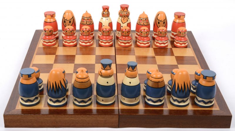 Een Russisch schaakspel in doos. 1989.