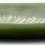Een visschotel van groen en witgeglazuurd aardewerk. Gemerkt ‘A.M.’