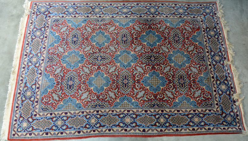 Een handgknoopt Perzisch wollen tapijt.