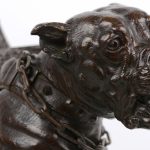 “Prenez garde au chien”. Een beeld van donkergepatineerd brons. Gesigneerd.