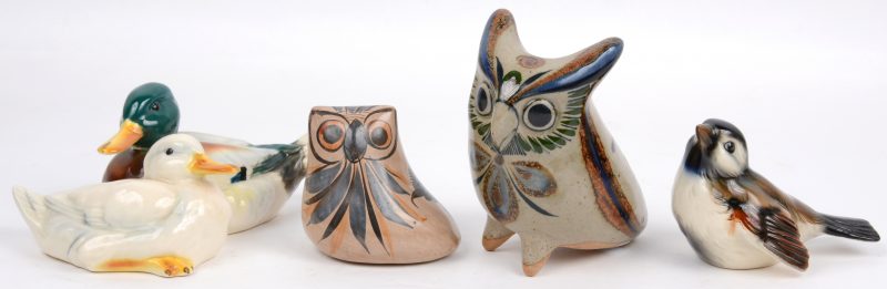 Een lot vogeltjes, bestaande uit een porseleinen meesje en een groepje met eenden van Goebel en twee uiltjes van Mexicaans aardewerk