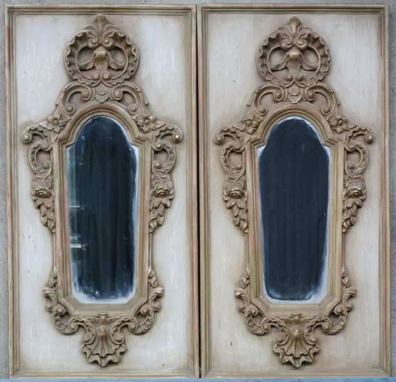 Een paar spiegels in barokke lijst.