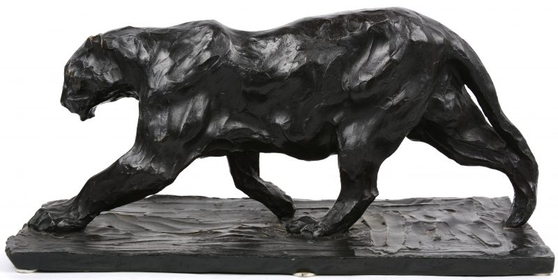 “Panter”. Een beeld van donkergepatineerd brons naar een werk van René Paris.