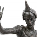 “Pierot met poedel”. Een beeld van brons naar een werk van Barye.