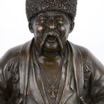 “Zingende kozak”. Een beeld van donkergepatineerd brons op een marmeren sokkel.