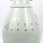 Een paar vazen van Chinees porselein met handvatten in de vorm van olifantenkopjes en een meerkleurig decor van wijzen.