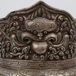 Een thibetaanse theepot van verzilverd brons.