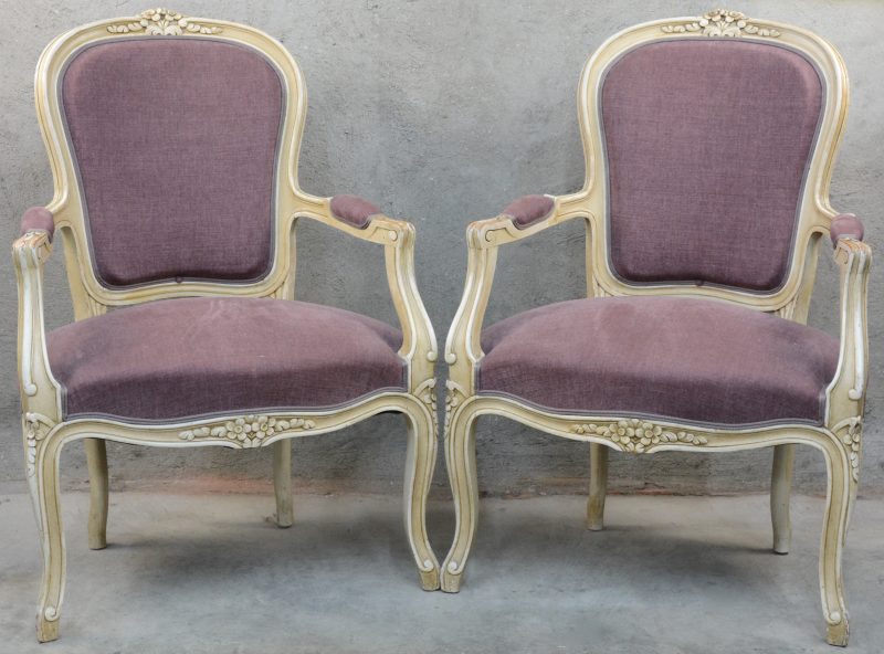 Een paar witgelakte stoelen in Lodewijk XV-stijl. Nieuwe bekleding.