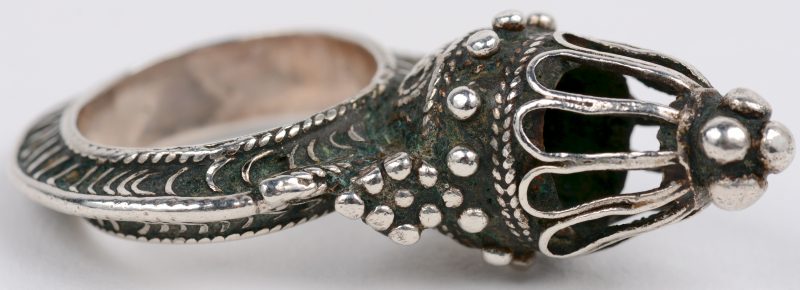 Een opmerkelijke zilveren ring. Omstreeks 1900.