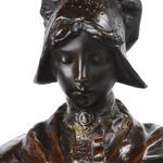 “Meisje met kruik”. Een beeld van met brons bekleed gips. Herstelling aan de nek.